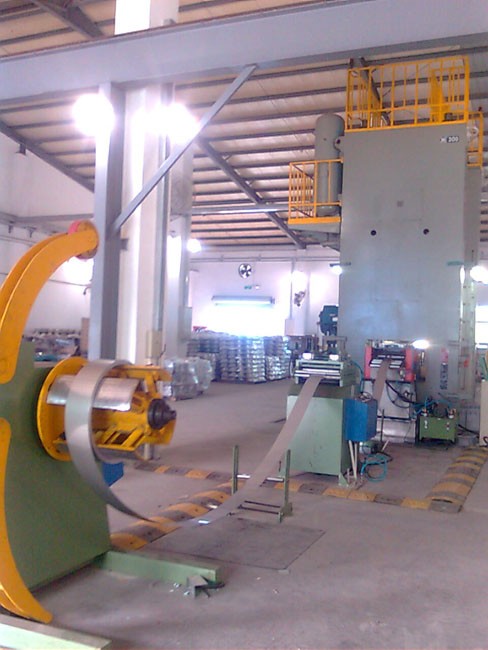 DECOILER, STRAIGHTENER, FEEDER TO FEED PRESS MACHINERY